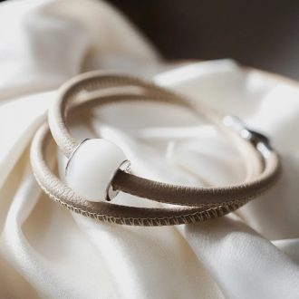   Emlékgyűjtögető varrott nappa bőr emlékőrző karkötő nagy lyukú gyöngyökhöz
